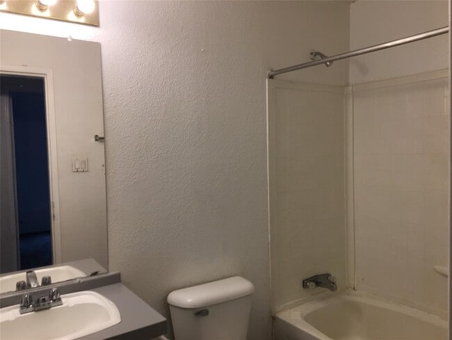 Building Photo - 11811 Greensbrook Forest Dr