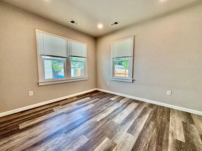 Building Photo - Charming Duplex in Prime Fort Collins Location!