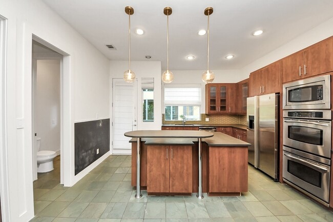 Building Photo - 1610 Calumet St