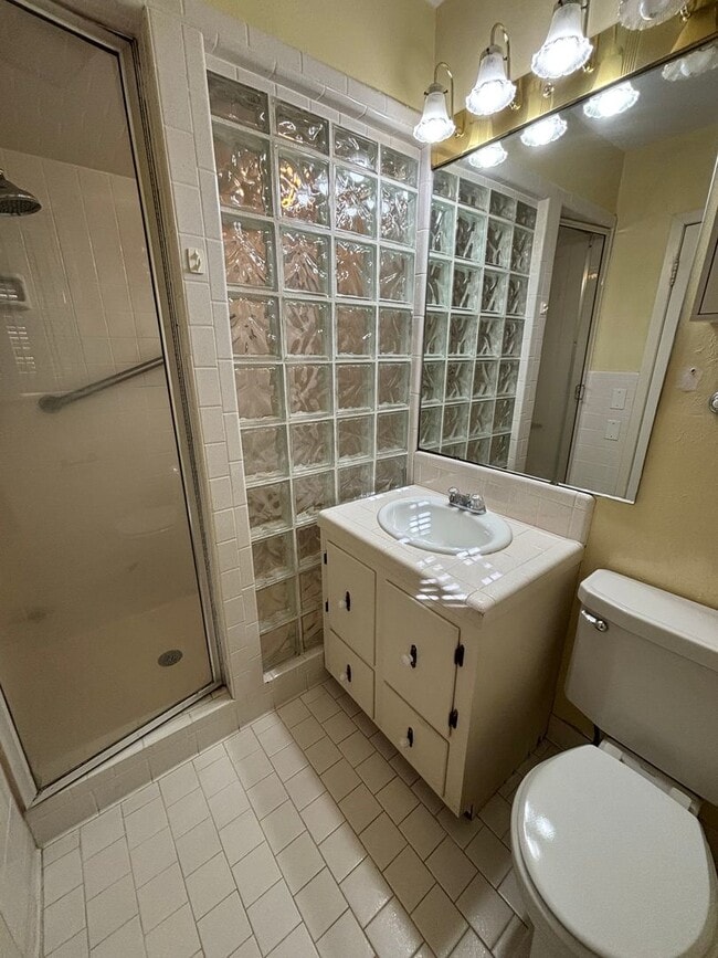 Building Photo - Large home in Brooadmor!