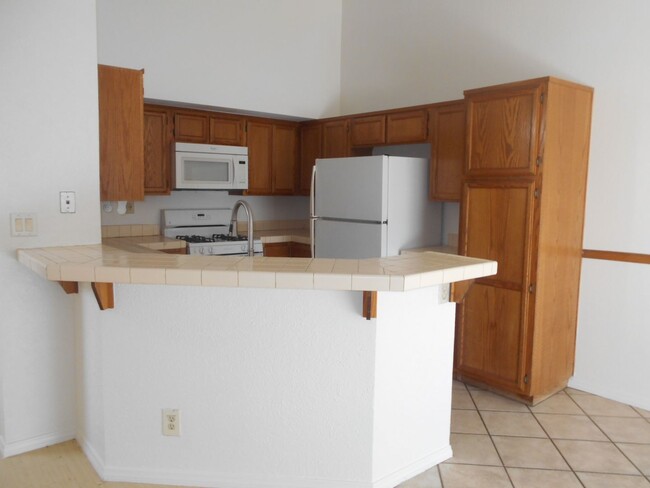 Building Photo - 1 story SFR with 3 bedrooms, 2 bathrooms a...