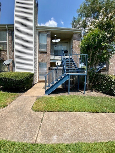 Building Photo - 3900 Woodchase Dr