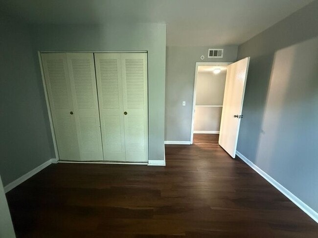Building Photo - FOR RENT - 3 Bedroom Condo in Green Hills