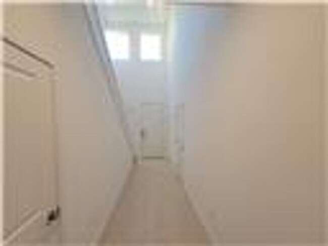 Building Photo - Beautiful 4 bedroom House