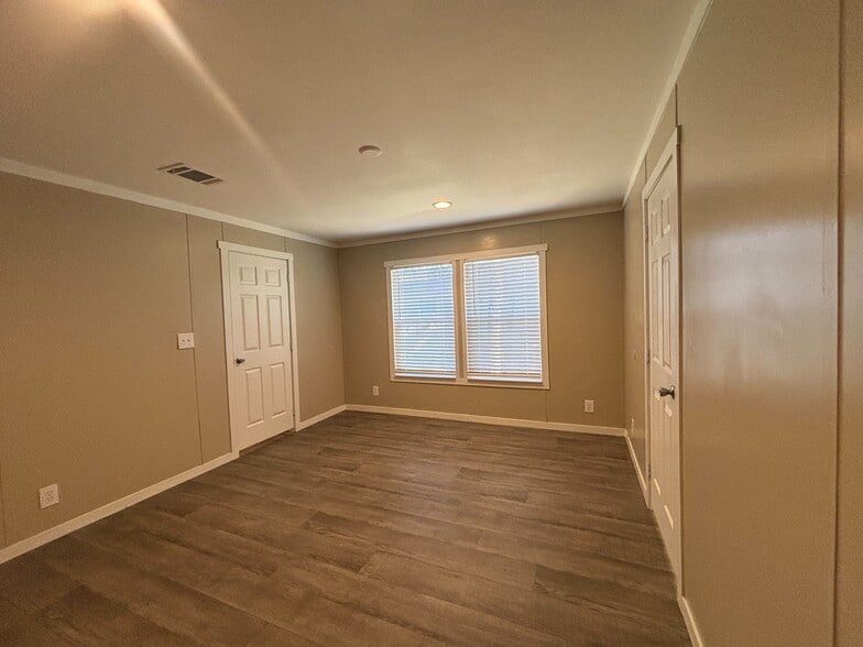 Building Photo - 118 E Semands St