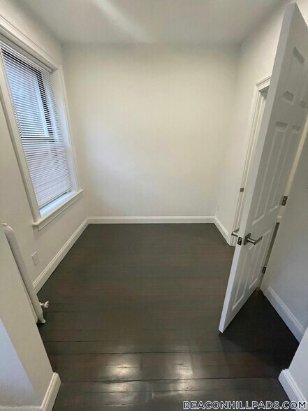 Building Photo - 31 Temple St