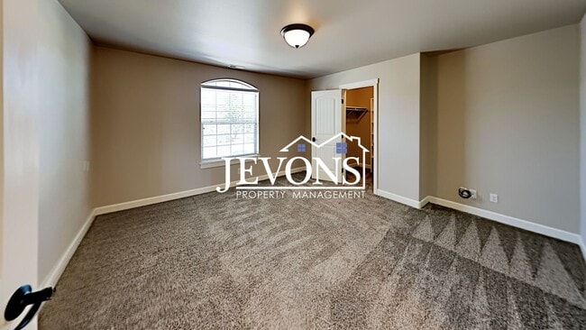 Building Photo - Spacious duplex with master bedroom, backy...