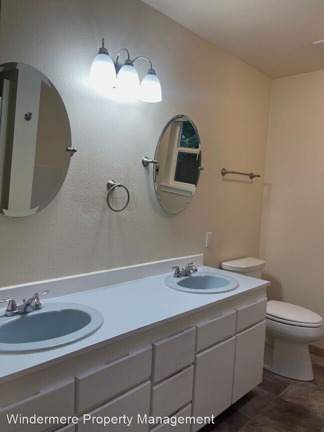 Building Photo - 3 br, 3.5 bath House - 9067 NE Hidden Cove...