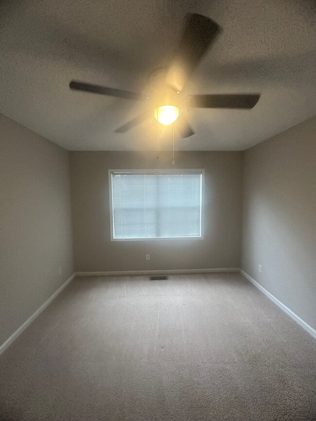 Building Photo - Foxhill Commons!!  NEW CARPET..1/2 OFF 1M RENT WITH 18M LEASE