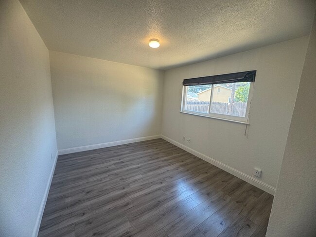 Building Photo - 4 Bedroom Home in Sacramento