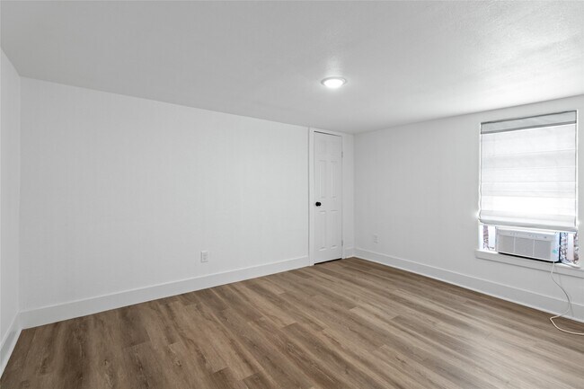 Building Photo - 911 Knight St