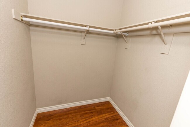 Building Photo - For Rent – 1 Bed, 1 Bath Condo Near Durang...