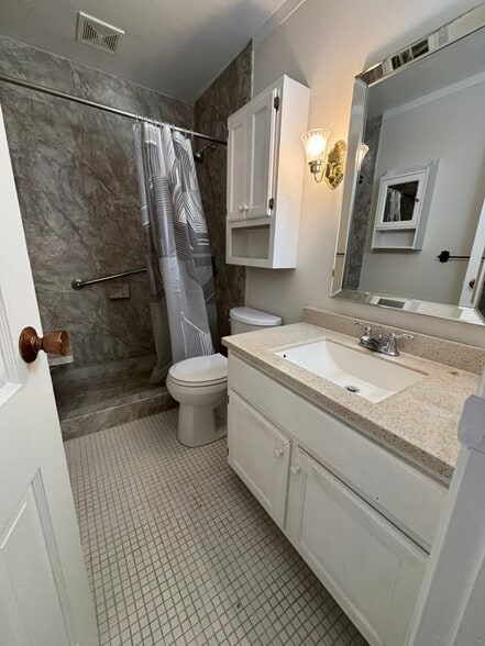 Full bath - 43 State St