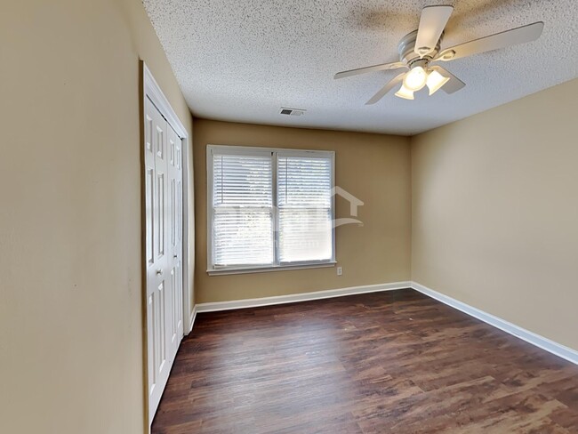 Building Photo - 4825 Old Field Dr NE