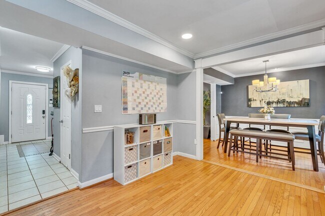 Building Photo - Modern 4 BR Colonial Retreat in River Bend...