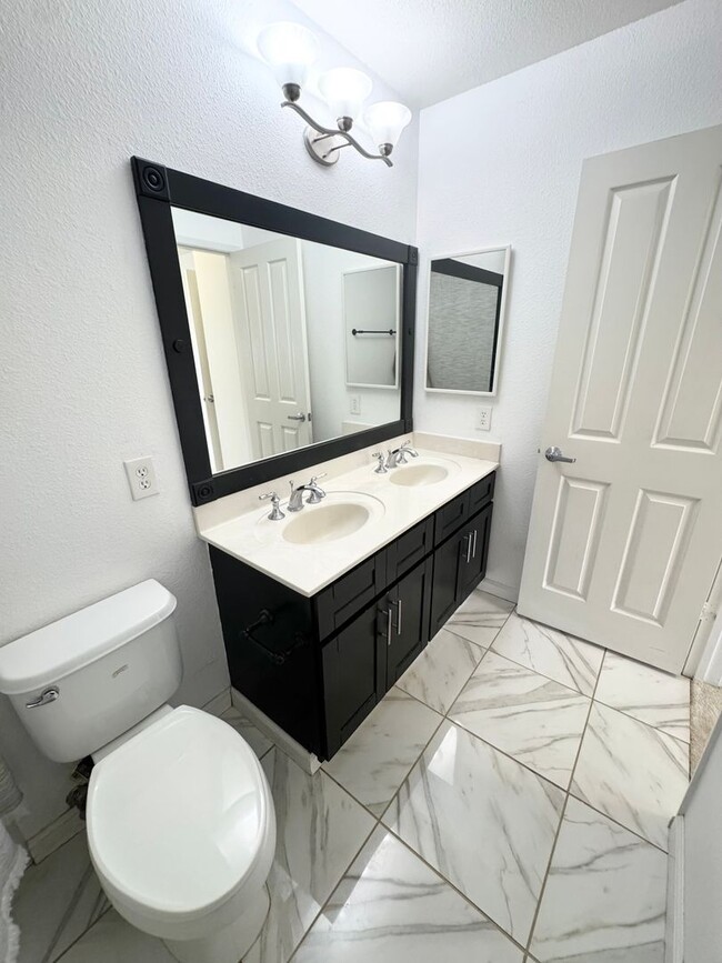 Building Photo - Rarely available 3/2.5 townhome in Kapolei!