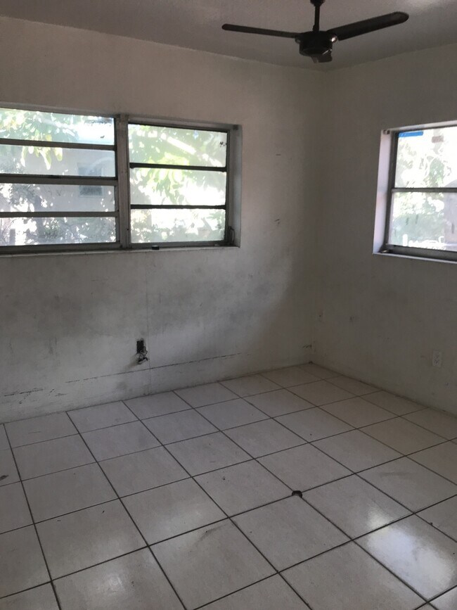 Building Photo - Large 3-2 house in Dania