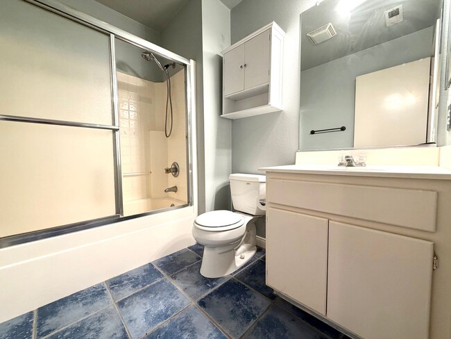 Building Photo - Move in special! Move in by 3/1 and get $300 off your first months rent! - Move-In Ready 3 bedroo...