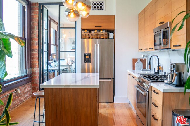 Building Photo - 460 S Spring St