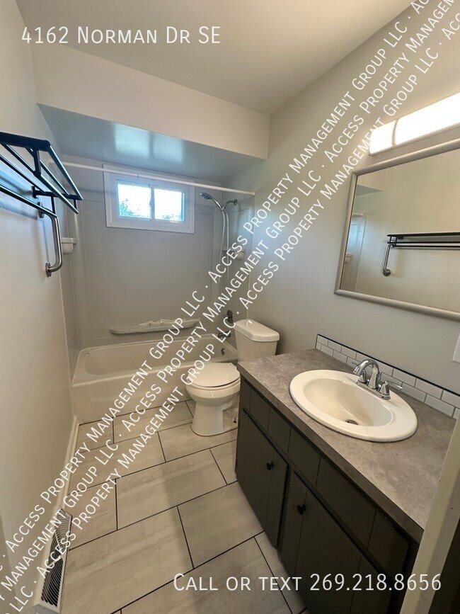 Building Photo - SE Side Update Two Bedroom Duplex