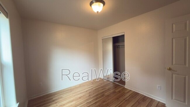 Building Photo - 1384 NE Ridge Ave