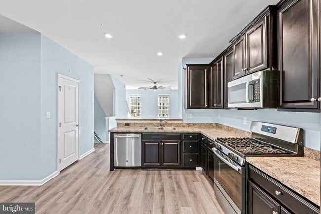 Building Photo - 720 River Crest Way