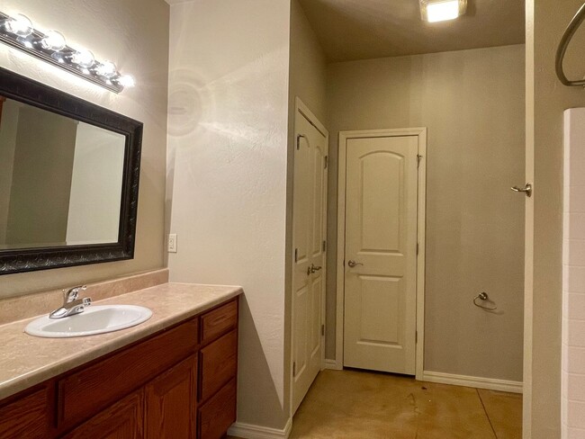 Building Photo - Spacious 2 bed 2 bath in the Plaza Distric...