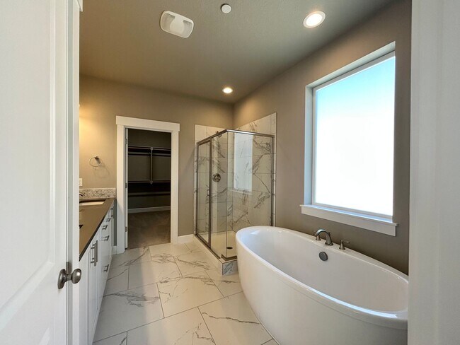 Building Photo - Luxury and Convenience Awaits in this Stunning 3 Bedroom, 2.5 Bathroom House with Abundant Parkin...