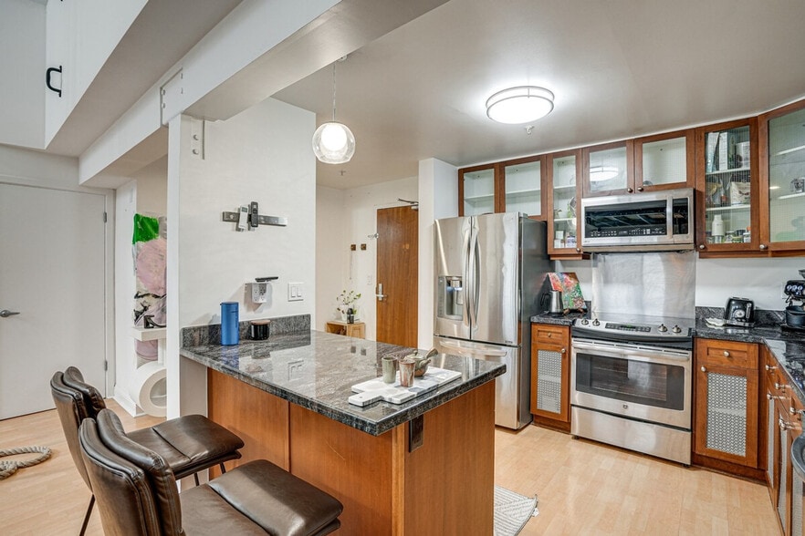 Building Photo - 661 5th St