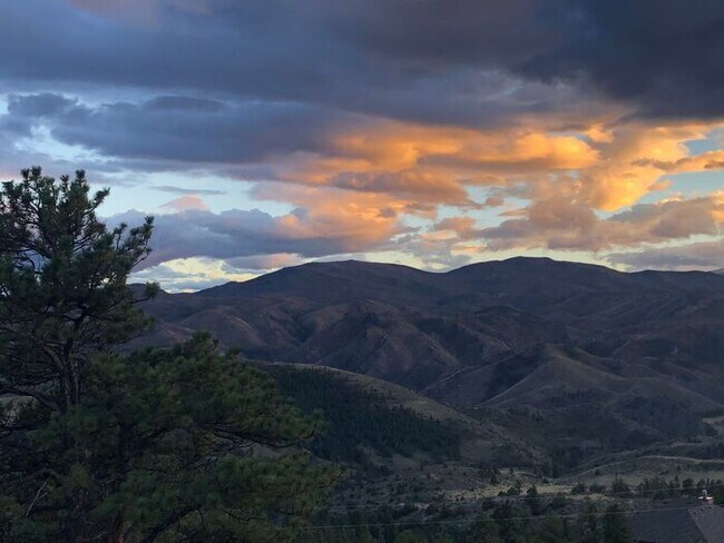Building Photo - Large 3 bedroom home with gorgeous views i...