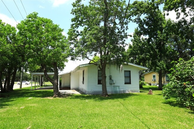 Building Photo - 302 Circle Way St