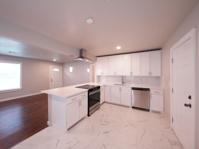 Building Photo - Tulsa 2 Bedroom Gem! Available for immedia...