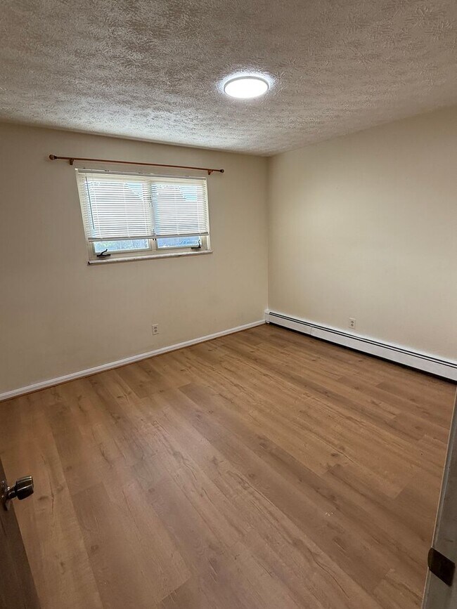 Building Photo - Remodeled, Canfield  2 Bedroom Apartment f...