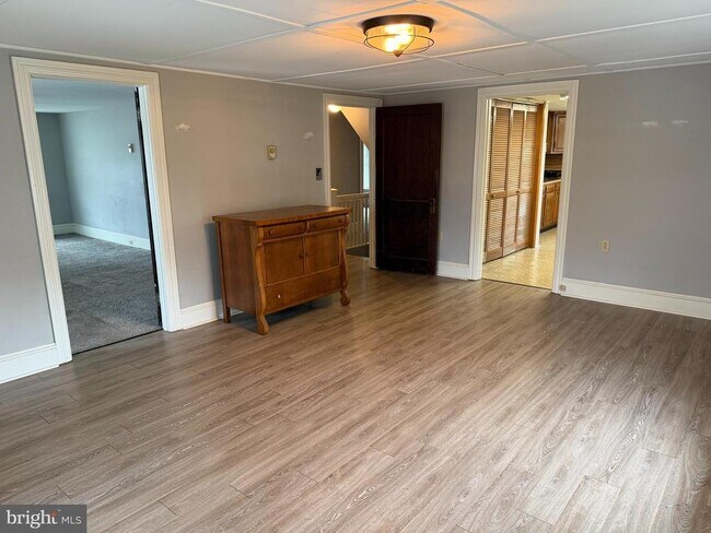 Building Photo - 300 S Cedar Ln