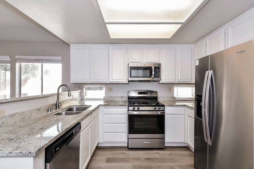 Building Photo - 5244 Del Lago Dr