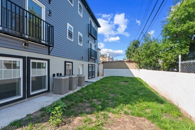 Building Photo - 144 N 14th St