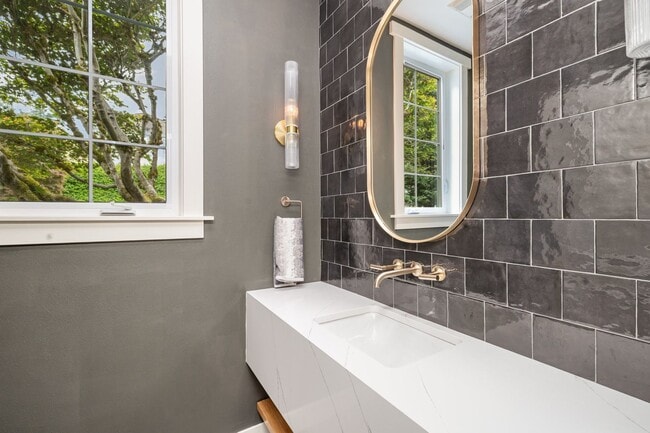 Building Photo - Beautiful Bellevue home with a View!