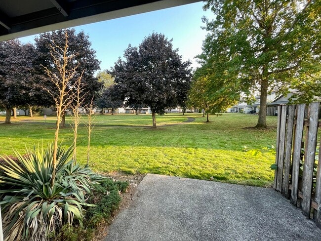 Building Photo - 2 Bedroom Duplex Near the Jim Parsley Community Center!