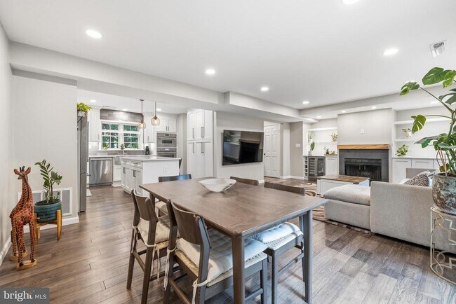 Building Photo - 4880 Chevy Chase Dr