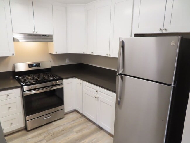 Building Photo - Renovated 2 Bed 2 1/2 Bath Condo with Atta...