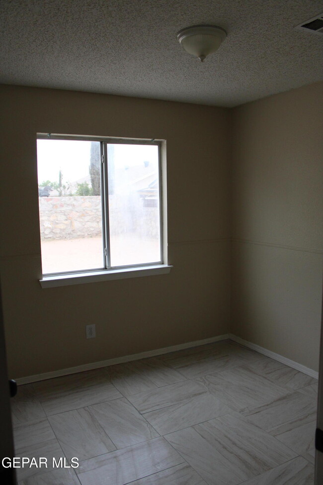 Building Photo - 11668 Diana Lynn Ct