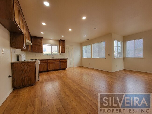 Building Photo - Unique 2 Bedroom Unit Available Now!