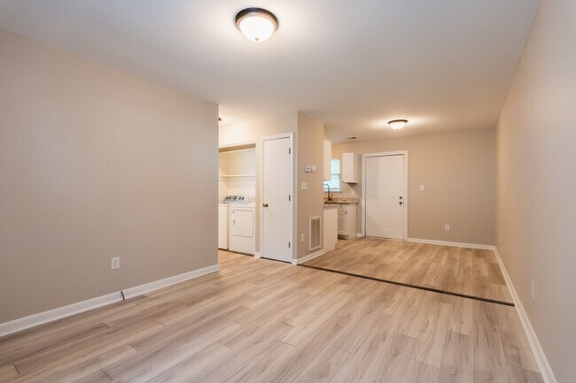 Building Photo - 600-635 Hilltop Dr-HT 2-Story 2bd/1ba