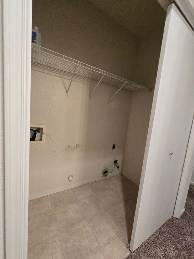 Building Photo - 3 BR 2 BA Available Now
