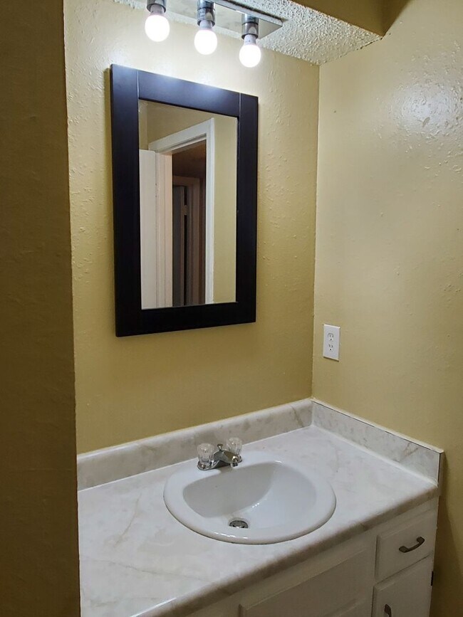 Building Photo - 2 bed, 1.5 bath condo in Norman, OK with c...