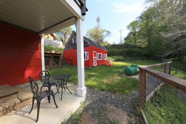 Building Photo - Artsy Studio in Westhaven with Attic Bedroom