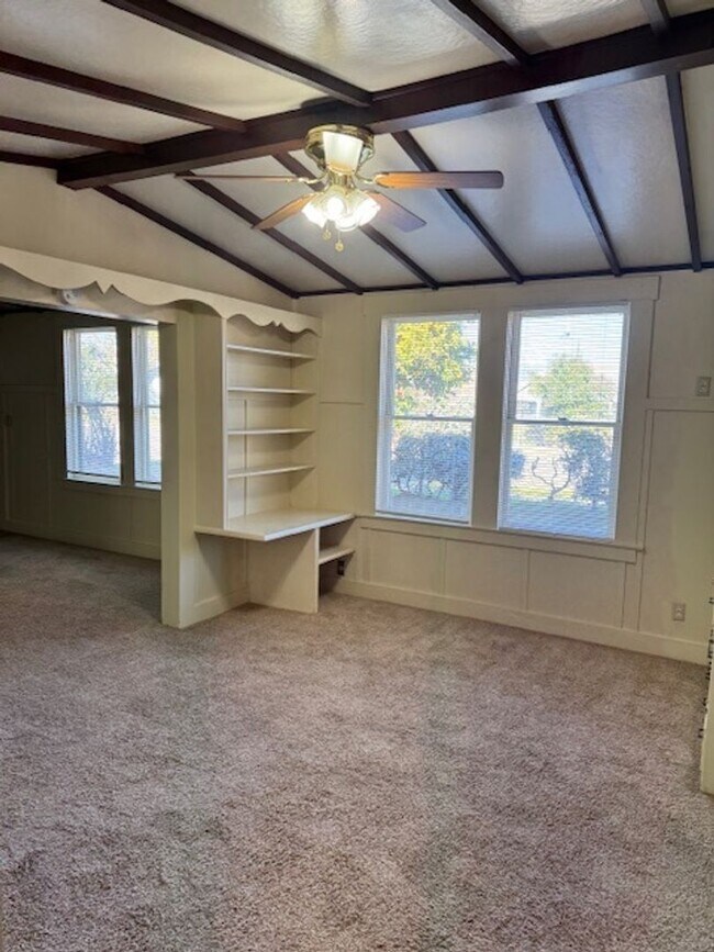 Building Photo - Charming Vintage Home