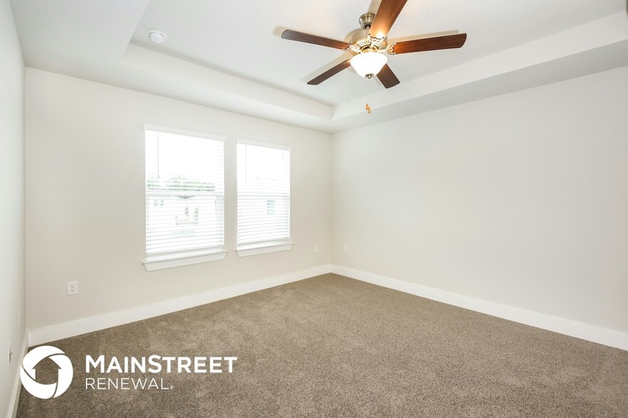 Building Photo - 816 E Voorhis Ave