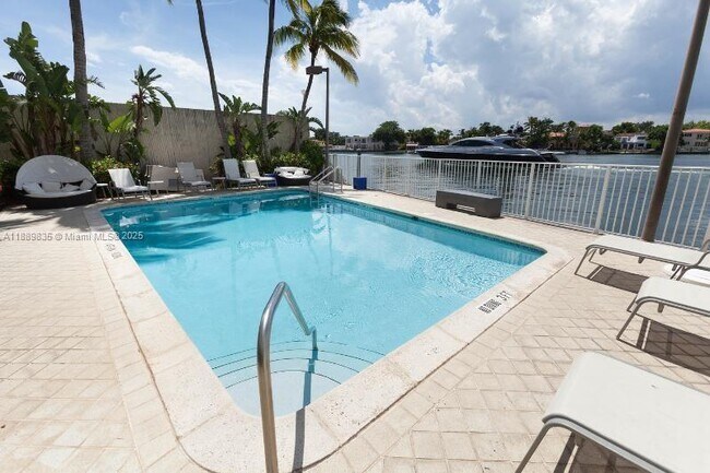 Building Photo - 5880 Collins Ave