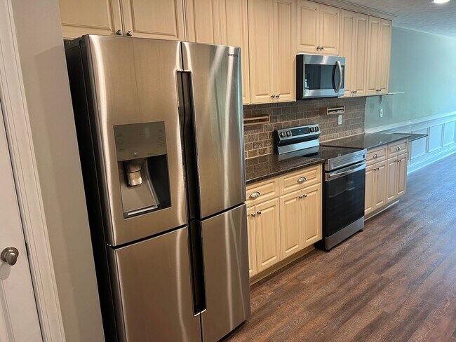 Building Photo - Beautiful Rental in Canterbury Farms in Gr...